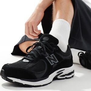 New Balance 2002 sneakers in black size 8 great condition